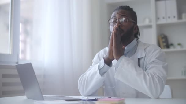 Médecin Africain Nerveux Assis Table Clinique Problèmes Travail Stressant — Video