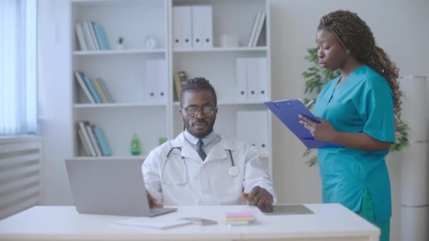 Infirmière Africaine Parler Avec Médecin Masculin Remplir Des Formulaires Collègues — Video