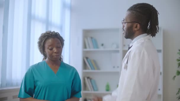 Prazer Médico Afro Americano Elogiando Enfermeira Feminina Por Bom Trabalho — Vídeo de Stock