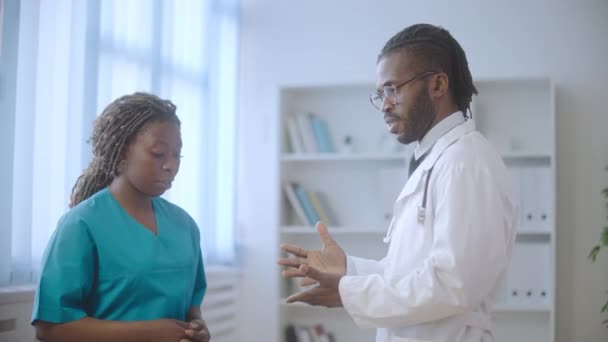 Strict Black Male Doctor Scolding Nurse Displeased Hospital Staff Work — Stock Video