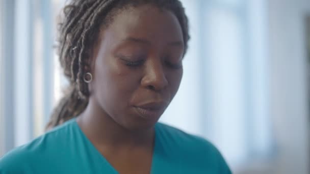 Médico Africano Enojado Reprendiendo Enfermera Hospital Trabajo Estresante — Vídeo de stock