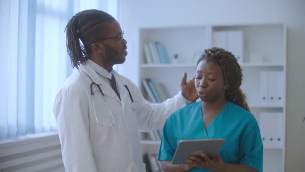 Médecin Touchant Une Collègue Féminine Harcèlement Sexuel Sur Lieu Travail — Video