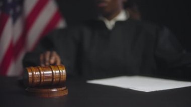 Siyahi kadın yargıç son karar sonrasında tokmağı vurdu, Amerikan adalet sistemi.