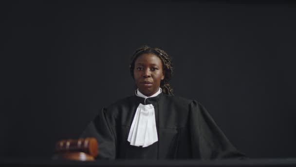 Jueza Negra Golpeando Mazo Tres Veces Llamando Los Miembros Corte — Vídeo de stock