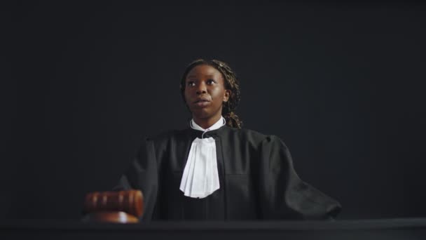 Jueza Africana Golpeando Martillo Anunciando Fin Del Procedimiento Corte — Vídeo de stock