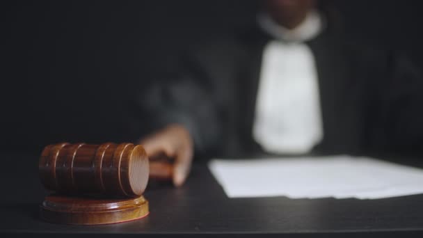 裁判所でハンマーを打つ女性裁判官 判決を発表 司法制度 — ストック動画