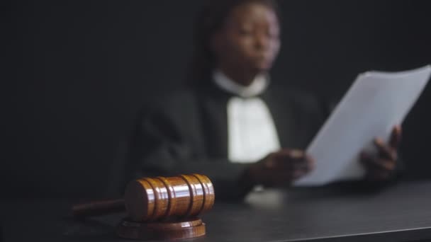 Afrikai Amerikai Bíró Bírósági Iratokkal Dolgozik Fellebbezési Kérelmet Olvas — Stock videók