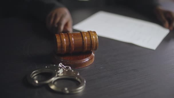 Soudce Třikrát Vyhlašuje Verdikt Ťuká Kladivem Pro Pokračování — Stock video