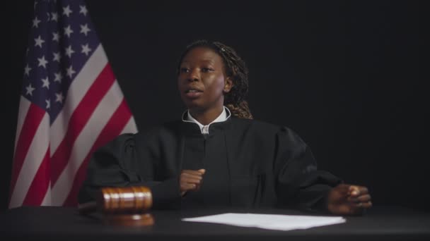 Juíza Afro Americana Dirigindo Membros Júri Processo Judicial — Vídeo de Stock