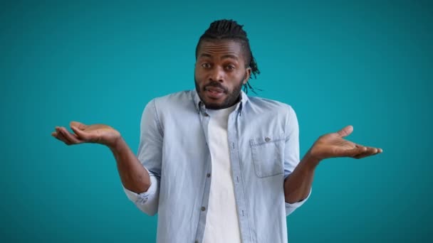 Młody Mężczyzna Afro Włosami Nie Pokazuje Gestu Czuje Się Zdezorientowany — Wideo stockowe
