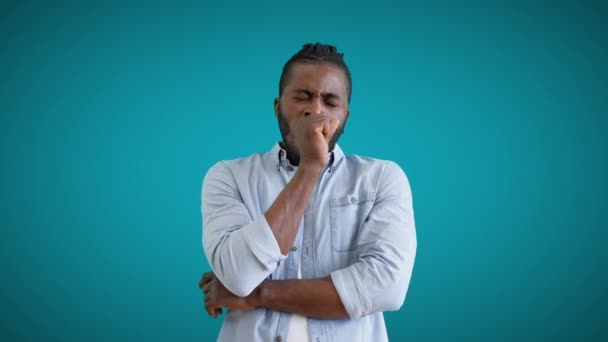 Hombre Afroamericano Bostezando Sintiéndose Aburrido Conversación Agotadora Indiferencia — Vídeo de stock