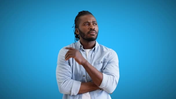 Umsichtiger Junger Mann Auf Blauem Hintergrund Denkt Über Neue Ideen — Stockvideo