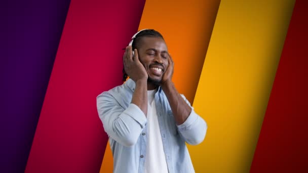 Hombre Africano Alegre Auriculares Escuchando Música Sobre Fondo Multicolor — Vídeo de stock