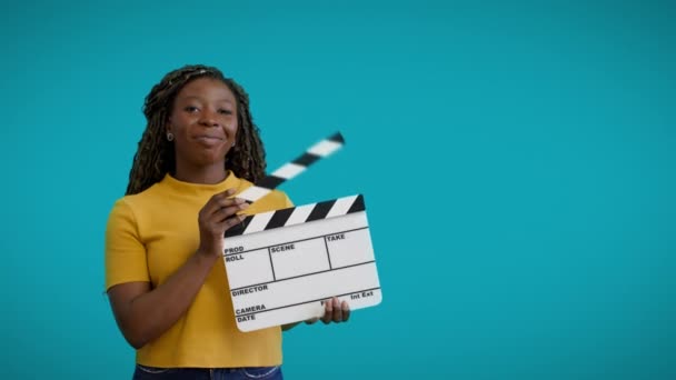 Mooie Vrouw Klappen Film Lei Creatie Van Video Inhoud Nieuw — Stockvideo