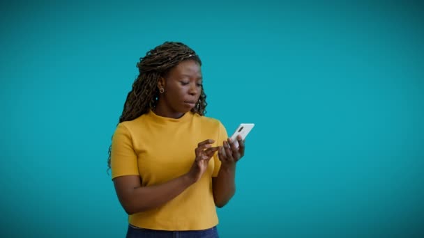 Wanita Afrika Memposting Foto Jejaring Sosial Melalui Aplikasi Smartphone Kurir — Stok Video