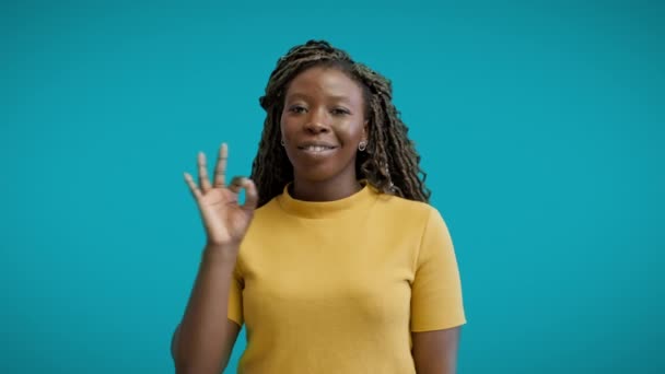 Okジェスチャーを示す笑顔の女性 特別オファー ショッピング割引 — ストック動画