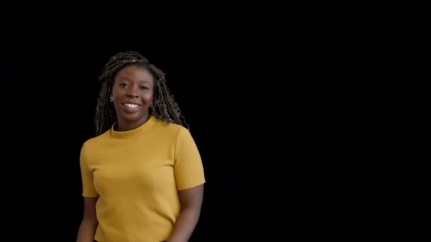 Χαρούμενη Αφρο Αμερικανίδα Που Δείχνει Δάχτυλα Του Δείκτη Στα Αριστερά — Αρχείο Βίντεο