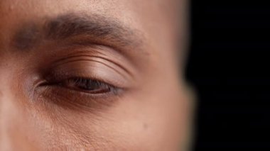 Siyah adam karanlık arka planda, görme muayenesi, optometri