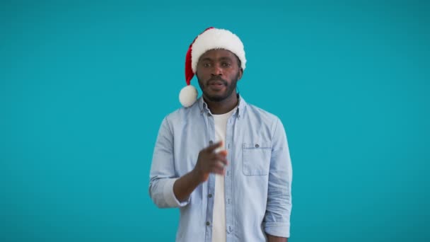 Uomo Nero Cappello Babbo Natale Mostrando Gesto Segreto Vendita Natale — Video Stock