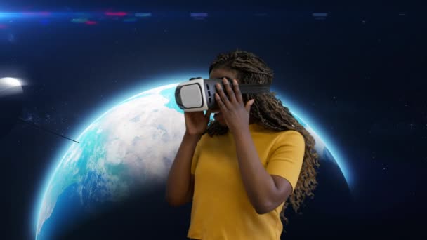 Mulher Africana Excitada Vestindo Fone Ouvido Realidade Virtual Com Espaço — Vídeo de Stock