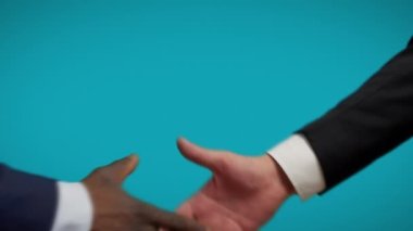 Erkek politikacılar mavi arka planda el sıkışıyor, uluslararası birlik, anlaşma