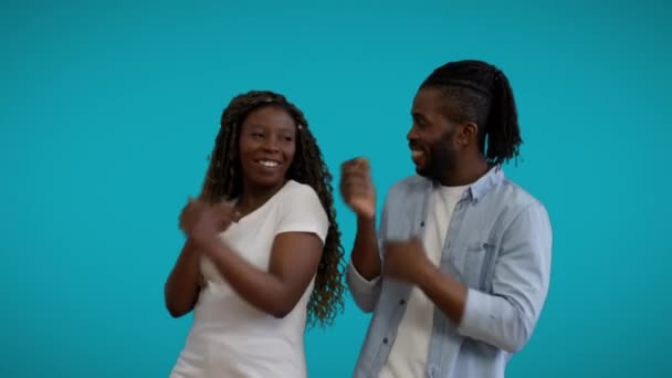 幸せな男女が一緒に踊り青い背景に感動 — ストック動画