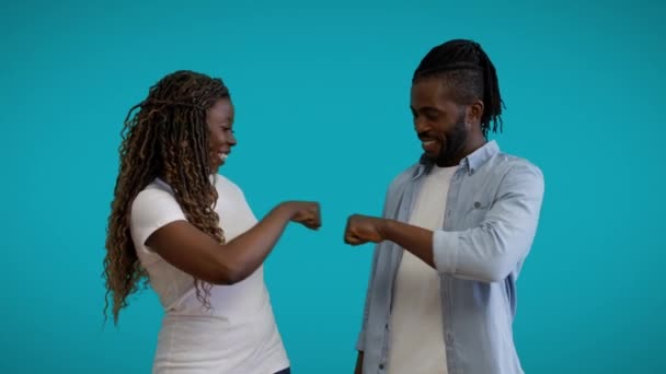 アフリカの男性と女性が拳をぶつける笑顔 挨拶ジェスチャー チーム協力 — ストック動画