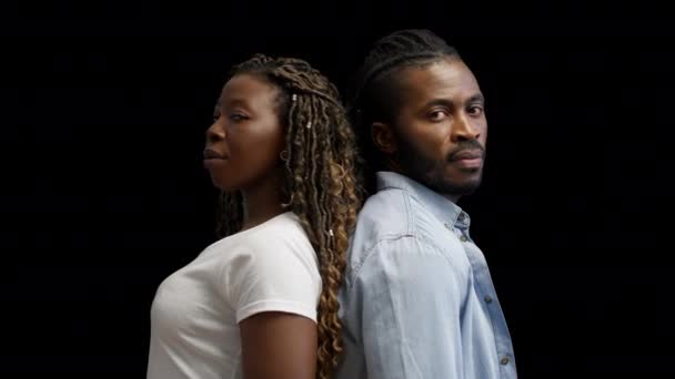 Jong Afro Amerikaans Paar Kijken Naar Camera Zwarte Levens Materie — Stockvideo