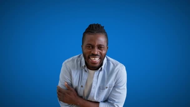 Счастливый Африканский Мужчина Смеется Синем Фоне Позитивные Новости Хорошее Настроение — стоковое видео