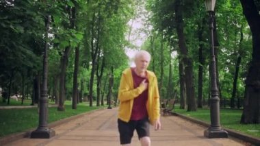 Son sınıf öğrencisi göğüs ağrısı çekiyor. Koşu parkı, egzersiz, kalp krizi riski.