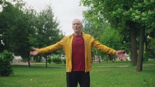 Hombre Maduro Respirando Profundamente Practicando Yoga Parque Salud Vitalidad — Vídeo de stock