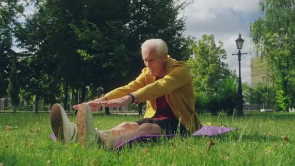 Starší Muž Dělá Protahování Cvičení Dosahování Nohou Rukama Fitness Podložku — Stock video