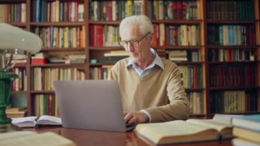 Yeni kitabının son bölümünü tamamlayan olgun yazar dizüstü bilgisayarından esinlenerek