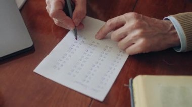 Erkek öğretmen test formunda cevapları kontrol ediyor ve en yüksek notu veriyor, aferin.