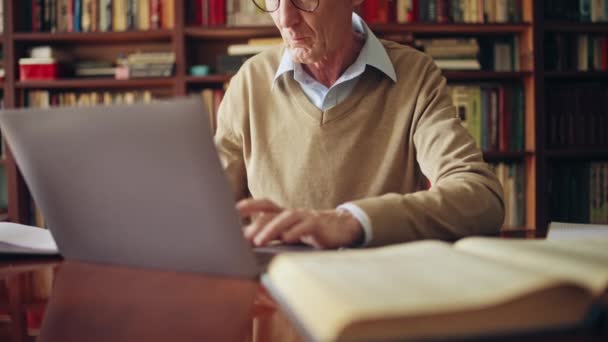 Homem Anos Trabalhando Projeto Laptop Usando Livros Biblioteca — Vídeo de Stock