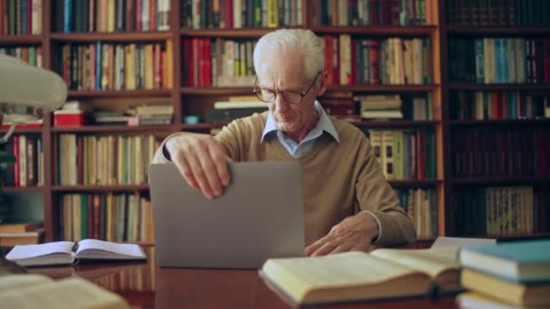Старший Письменник Чоловік Відкриває Ноутбук Починає Новий Розділ Своєї Фантастичної — стокове відео