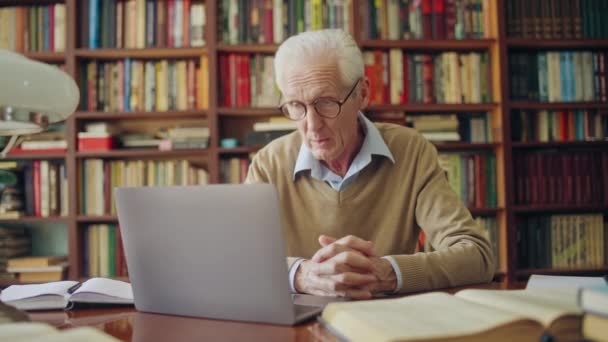 Professore Universitario Senior Che Tiene Lezioni Laptop Seduto Biblioteca — Video Stock