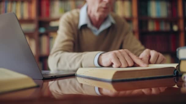 Старший Історик Читає Книгу Друкує Нотатки Ноутбуці Працюючи Над Статтею — стокове відео