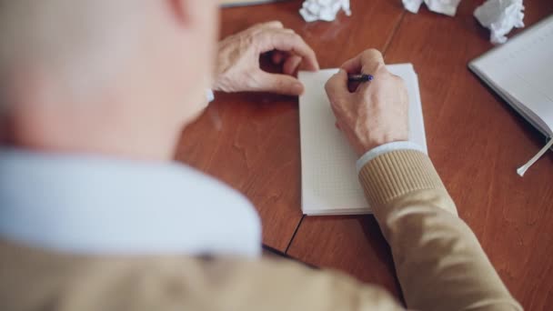 Scrittore Sesso Maschile Che Inizia Nuovo Libro Scrivendo Capitolo Uno — Video Stock