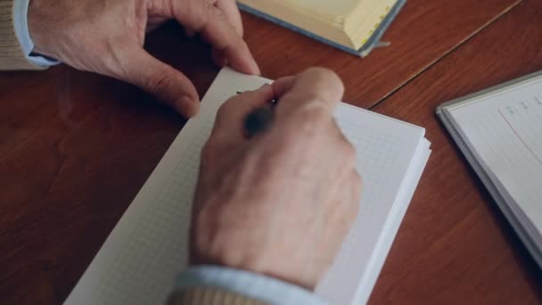Mann Schreibt Aufgabenliste Notizblock Zeitmanagement Planung Hände Nahaufnahme — Stockvideo