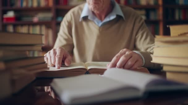 Ανώτερος Ερευνητής Σπουδάζει Λογοτεχνία Κάθεται Στη Βιβλιοθήκη Στοίβες Από Βιβλία — Αρχείο Βίντεο