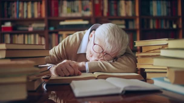 Homme Âgé Aux Cheveux Gris Endormant Entre Des Piles Livres — Video