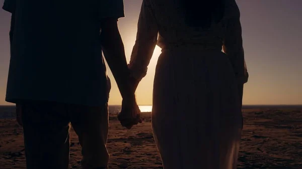 恋爱中的男女年轻人手牵手在沙滩上散步 浪漫的日落约会 — 图库照片
