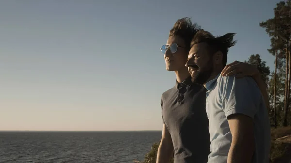 Mutlu Eşcinsel Çift Deniz Manzarasına Sarılıyor Hayranlık Duyuyor Birlikte Gelecek — Stok fotoğraf