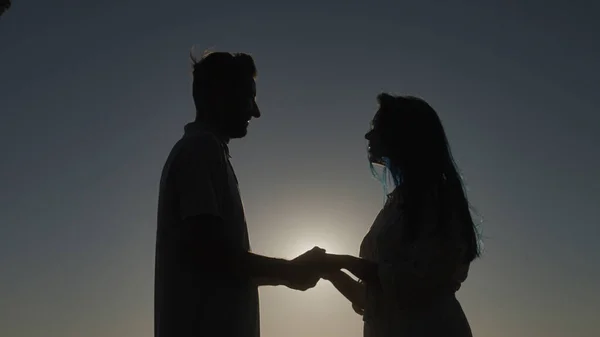 Silhouetten Von Romantischem Paar Händchenhalten Romantisches Date Genießen Heiratsantrag — Stockfoto