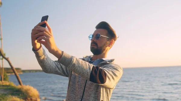 Handsome Man Taking Seascape Selfie Smartphone Enjoying Vacation Travel — Stock Photo, Image