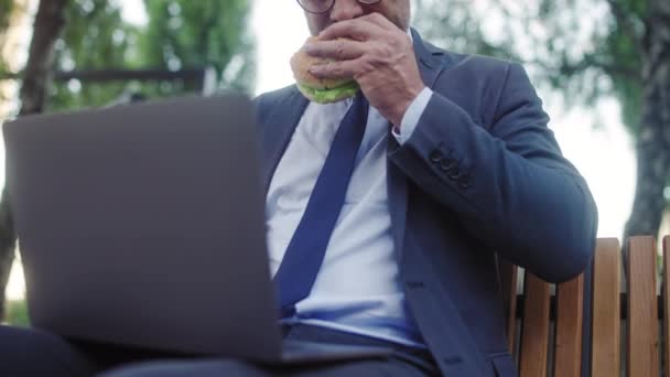 Zakenman Voelt Scherpe Buikpijn Het Eten Van Ongezond Voedsel Buiten — Stockvideo