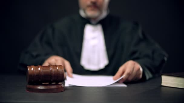 Mężczyzna Sędzia Badający Dokumenty Prawne Stukający Młotkiem Poszukiwaniu Werdyktu Rozprawa — Wideo stockowe