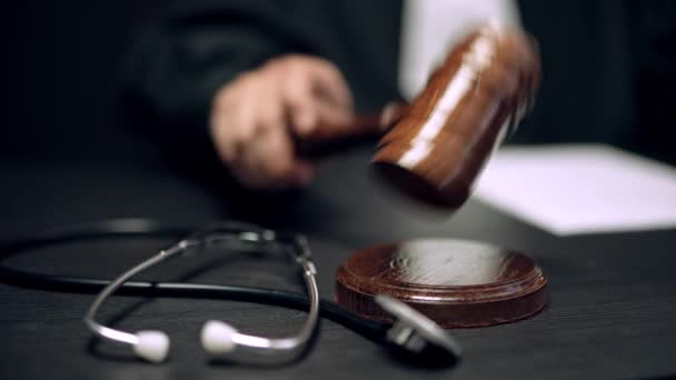 Juez Golpeando Mazo Tribunal Salud Castigo Por Negligencia Médica — Vídeos de Stock