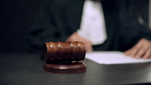 裁判官は書類に署名しハンマーを打つ 決定を発表 司法制度 — ストック動画